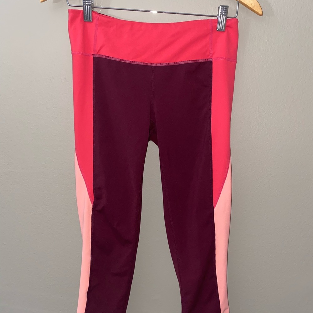 GapFit Color Block Capri Leggings